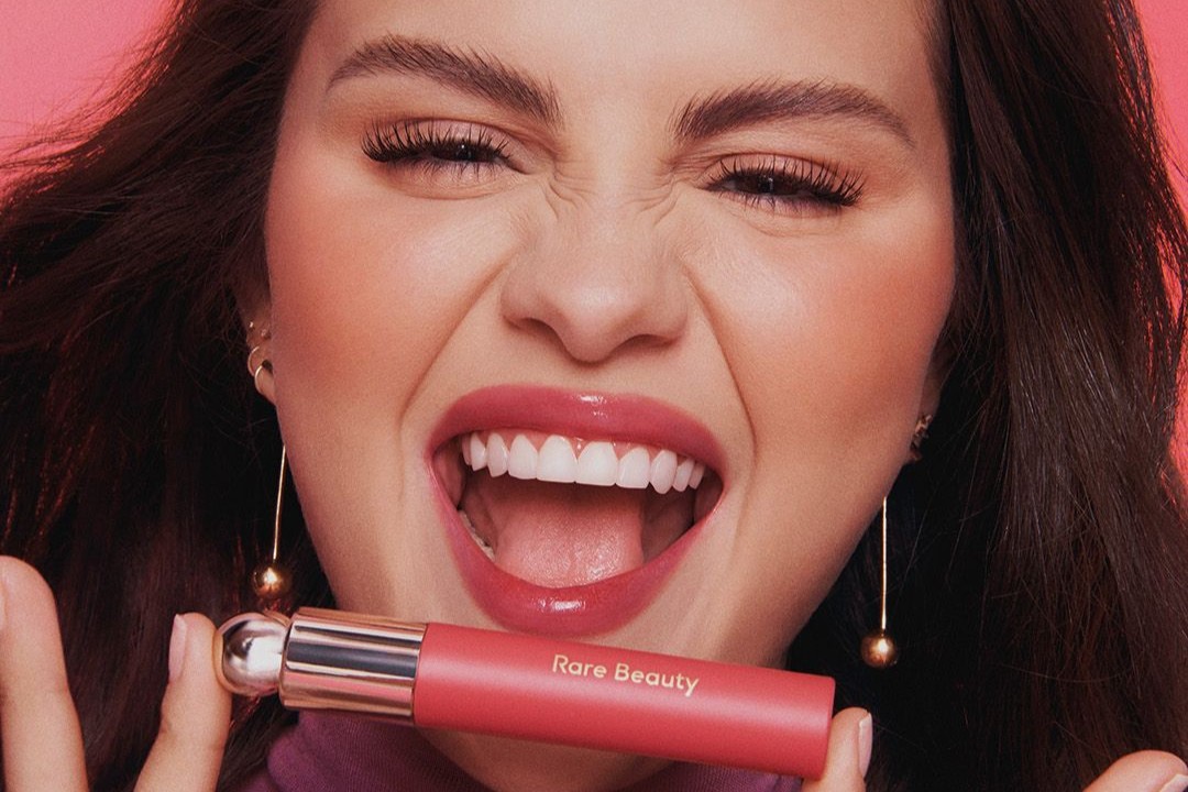 Welcome the vibrant summer with lip gloss for plump and moist lips